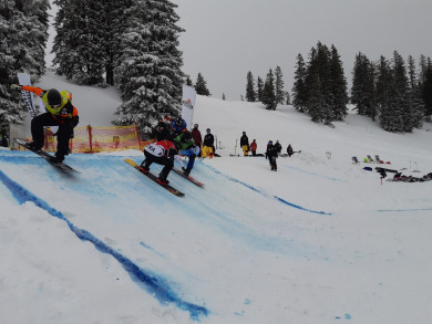 Galerie: Aktivitäten rund um den Skiclub - Paralympics 2024: Snowboard Europa- und Weltcup Helferteam